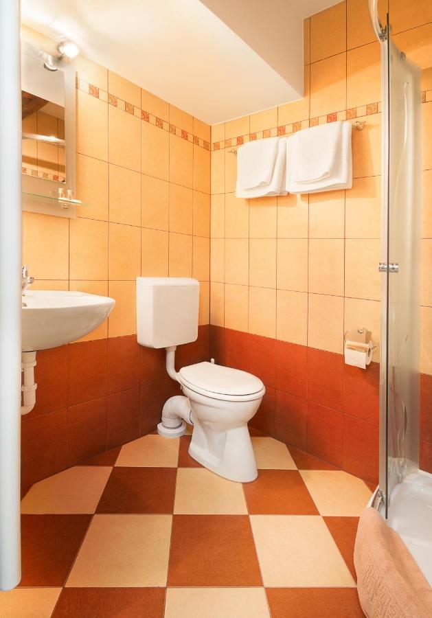 Rubra Panzio Vác Exterior photo